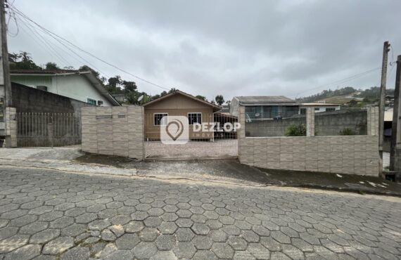 Casa à venda em Fundos, Biguaçu - SC | Terreno grande, garagem coberta e edícula
