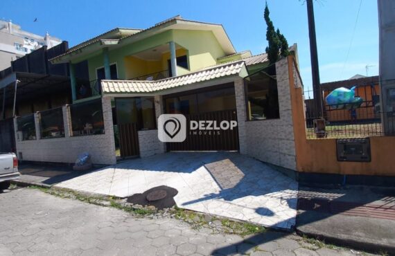 Casa à venda em Rio Caveiras, Biguaçu - SC | Dois Andares com Suíte e Closet