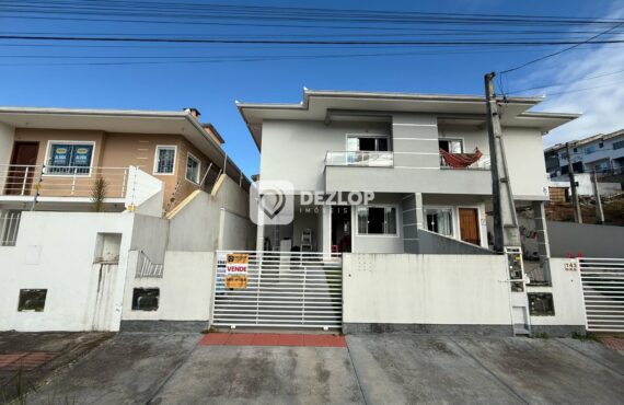 Casa à venda em Potecas, São José - SC | Três dormitórios com suíte