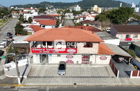 Casa com Salas Comerciais à Venda no Bairro Rio Caveiras - Biguaçu
