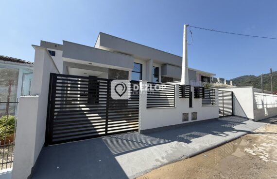 Linda Casa Geminada à Venda no Bairro Fundos - Biguaçu