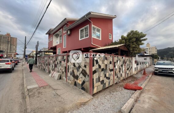 Buscar Imóveis | Dezlop Imóveis Casa À Venda No Centro De Biguaçu | De Esquina Com Piscina