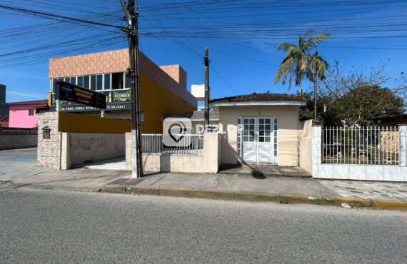 Casa a venda com sala Comercial | Praia João Rosa