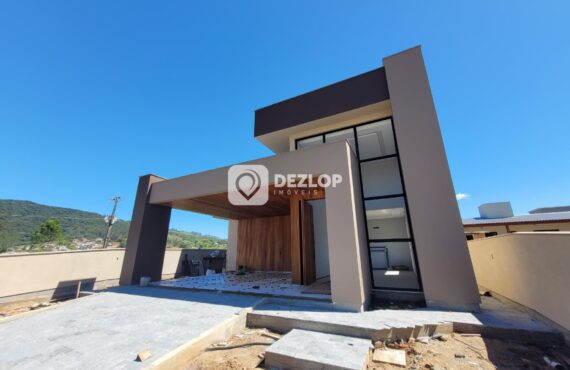 Linda Casa com Piscina no Bairro Centro - Antônio Carlos -SC