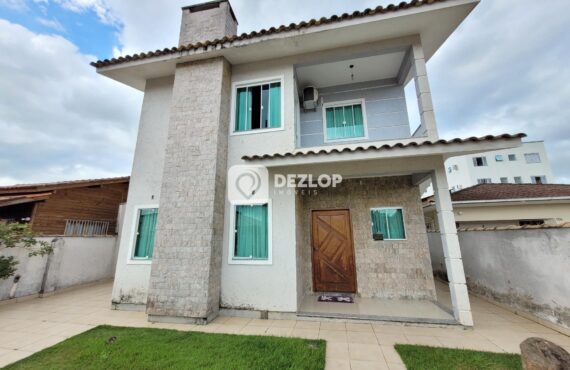 Casa Com Piscina á Venda no Bairro Bela Vista - Palhoça -sc