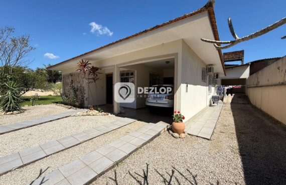 Casa à venda em Rio Caveiras, Biguaçu - SC | Terreno Grande de Esquina