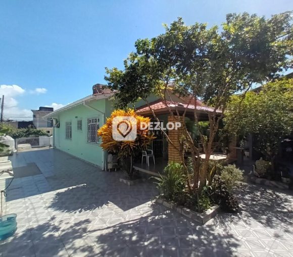 Casa à venda em Areias, São José - SC | Com Edícula