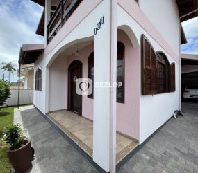 Casa à venda em Centro Biguaçu - SC | Dois pisos e banheira com hidromassagem