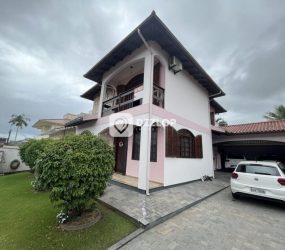 Casa à venda em Centro Biguaçu - SC | Dois pisos e banheira com hidromassagem