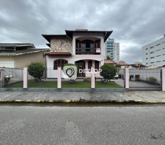 Casa à venda em Centro Biguaçu - SC | Dois pisos e banheira com hidromassagem