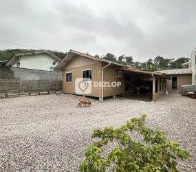 Casa à venda em Fundos, Biguaçu - SC | Terreno grande, garagem coberta e edícula