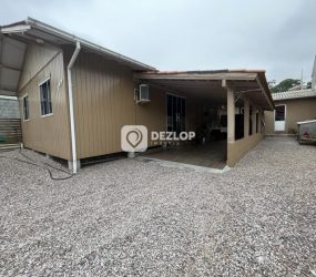 Casa à venda em Fundos, Biguaçu - SC | Terreno grande, garagem coberta e edícula