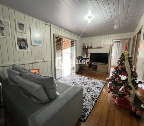 Casa à venda em Fundos, Biguaçu - SC | Terreno grande, garagem coberta e edícula