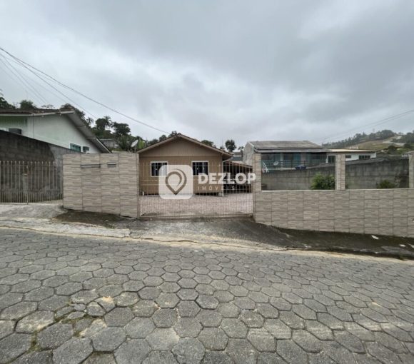 Casa à venda em Fundos, Biguaçu - SC | Terreno grande, garagem coberta e edícula