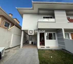 Casa à venda em Potecas, São José - SC | Três dormitórios com suíte