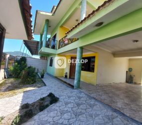 Casa à venda em Rio Caveiras, Biguaçu - SC | Dois Andares com Suíte e Closet