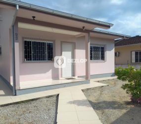 Casa à venda em Rio Caveiras, Biguaçu - SC | Terreno espaçoso