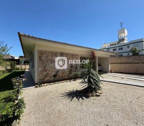Casa à venda em Rio Caveiras, Biguaçu - SC | Terreno Grande de Esquina