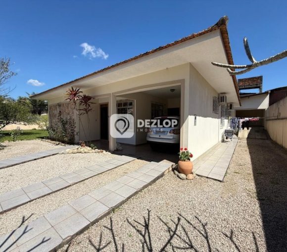 Casa à venda em Rio Caveiras, Biguaçu - SC | Terreno Grande de Esquina