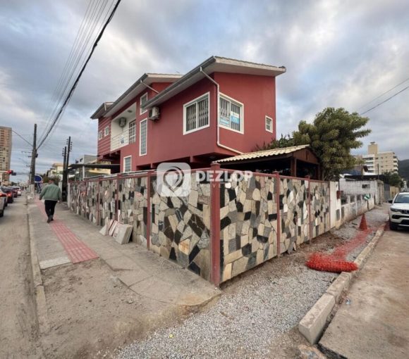 Casa à Venda no Centro de Biguaçu | de Esquina com Piscina