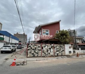 Casa à Venda no Centro de Biguaçu | de Esquina com Piscina