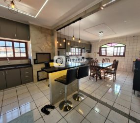 Casa com Salas Comerciais à Venda no Bairro Rio Caveiras - Biguaçu