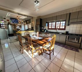 Casa com Salas Comerciais à Venda no Bairro Rio Caveiras - Biguaçu