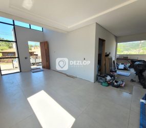 Linda Casa com Piscina no Bairro Centro - Antônio Carlos -SC