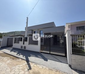 Linda Casa Geminada à Venda no Bairro Fundos - Biguaçu