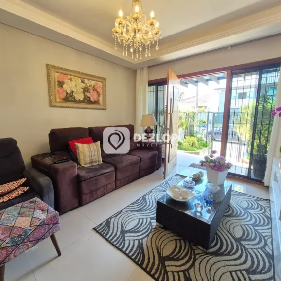Casa à venda em Canto, Florianópolis - SC | 3 Quartos sendo 1 Suíte - 01