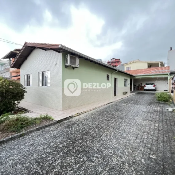 Casa à venda em Centro, São José - SC - 01