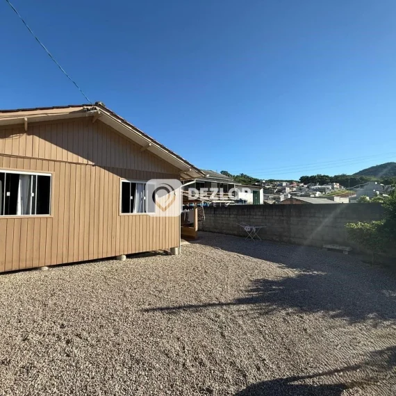 Casa à venda em Fundos, Biguaçu | 3 Quartos - 01