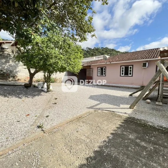 Casa à venda em Fundos, Biguaçu | 3 Quartos - 01