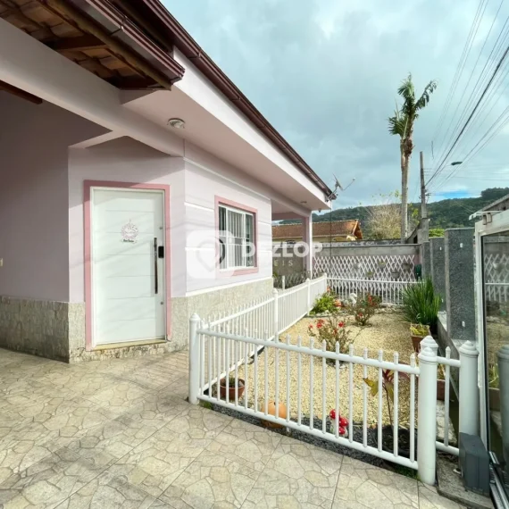 Casa à venda em Fundos, Biguaçu - SC - 01