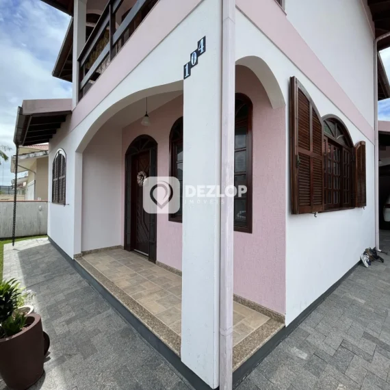 Casa à venda no Centro, Biguaçu | 3 Quartos - 02