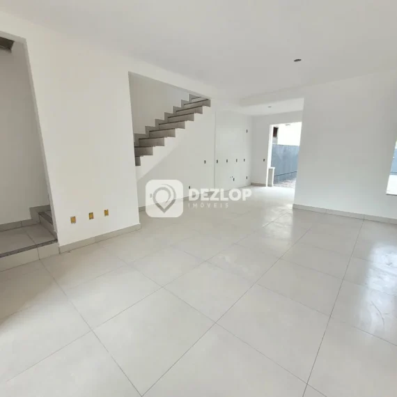 Sobrado à venda no Serraria, São José | 3 Quartos sendo 3 Suítes - 01